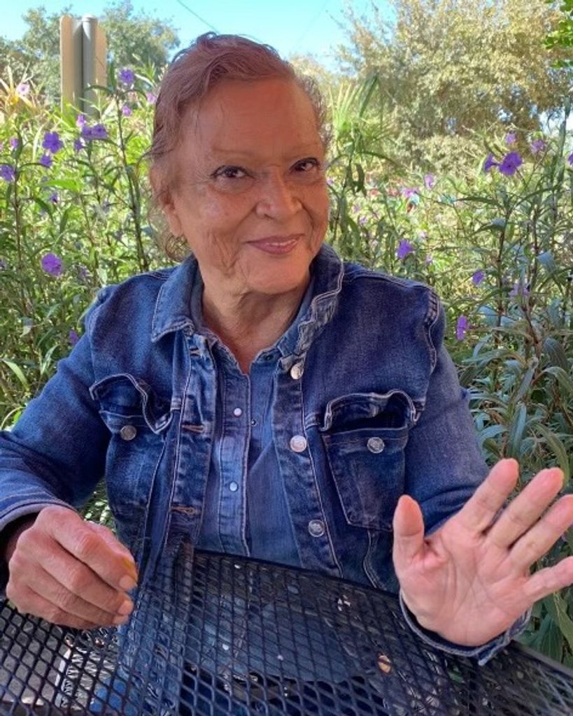 Amelia Palos