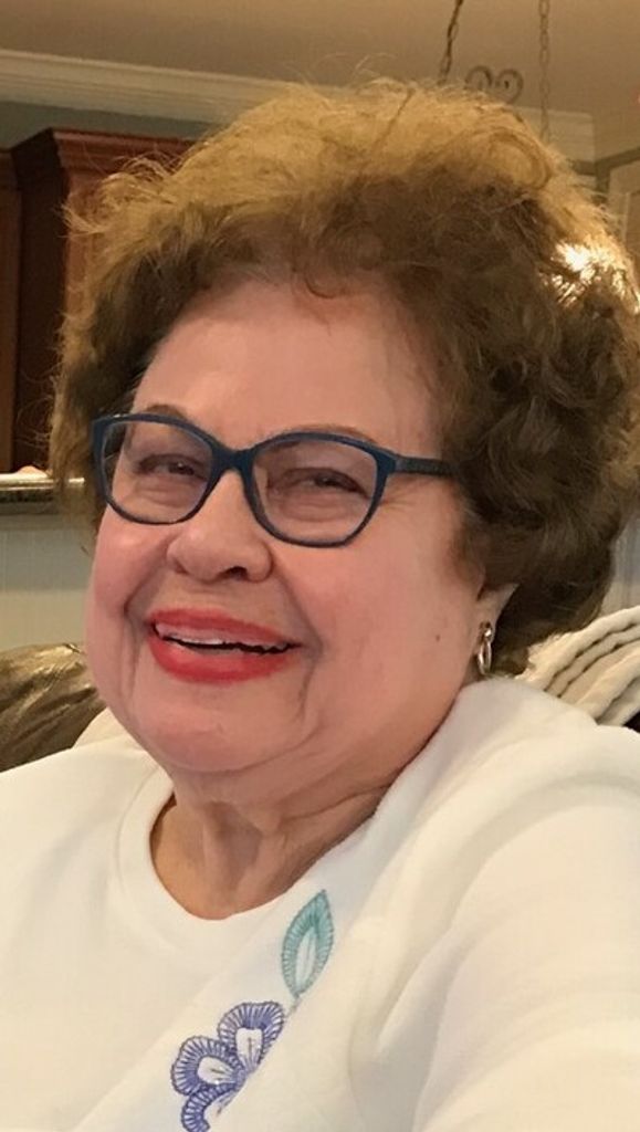 Miriam Holding Profile Photo