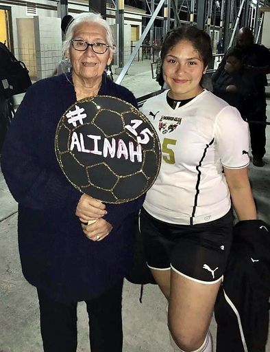 Yolanda C. Gonzalez photo gallery thumbnail 259 of 357