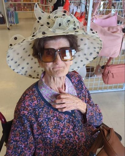 Evelyn Lynn's obituary image