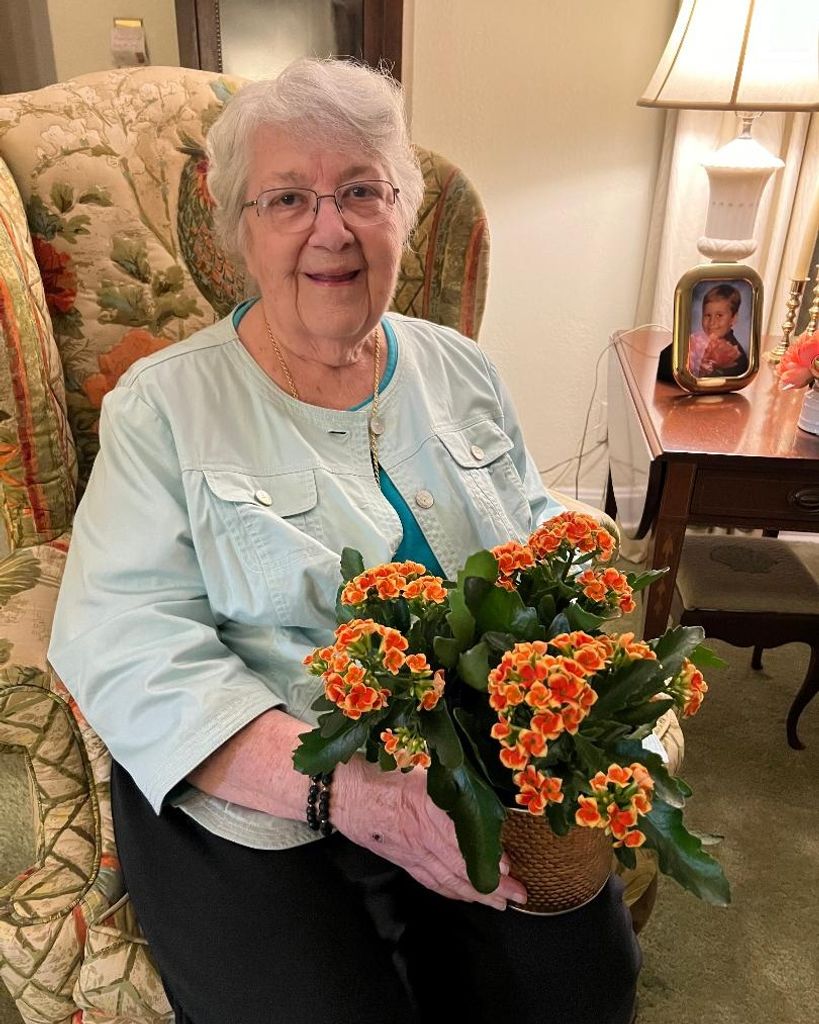 Marilyn "Lyn" Hitchcock Lewis