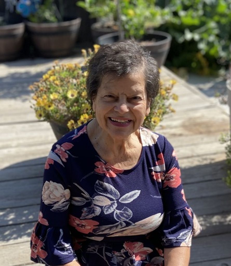 Helen Banuelos Profile Photo