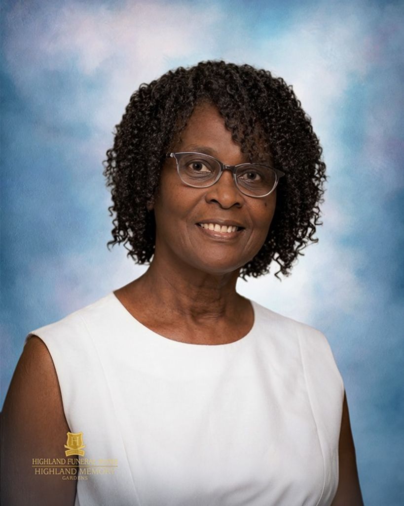 Daphne F Salmon
