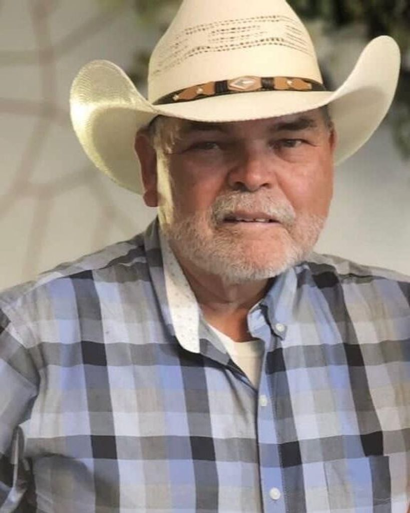 Esteban Ochoa Profile Photo