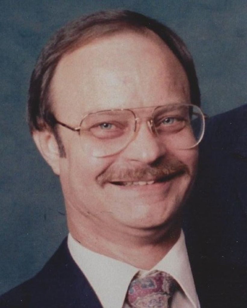 Tom Warren Profile Photo