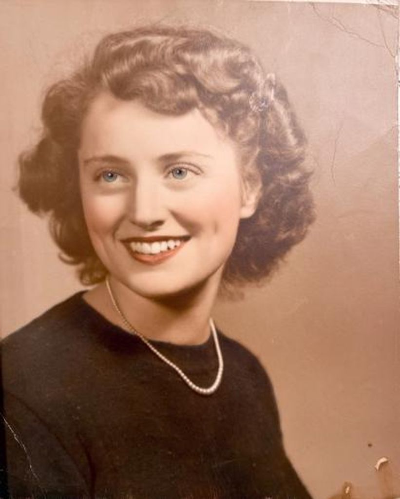 Lottie Comstock Profile Photo