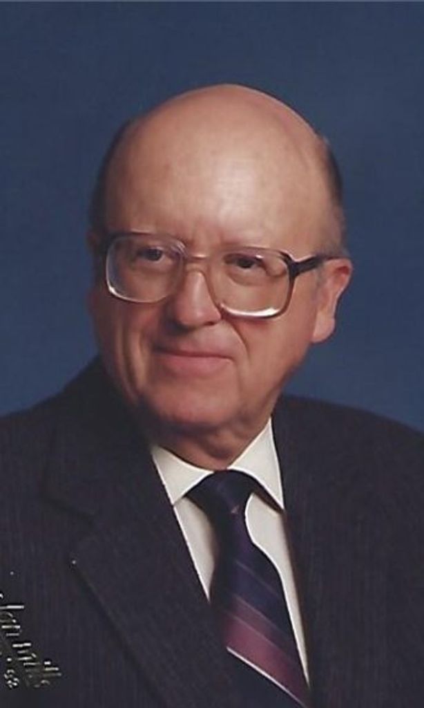 Edwin L Macy