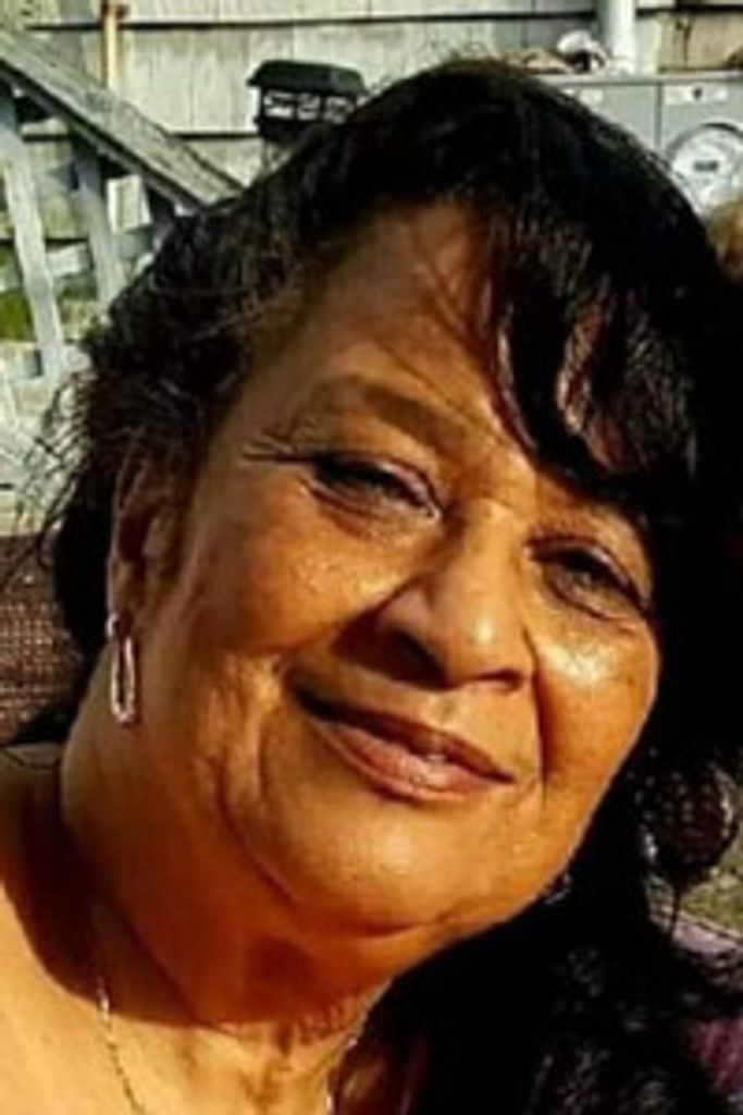 Estelle "Stella" Pires