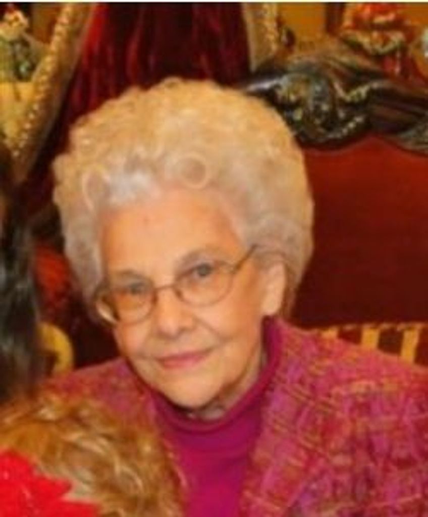 Louise Elavee Holmes Profile Photo