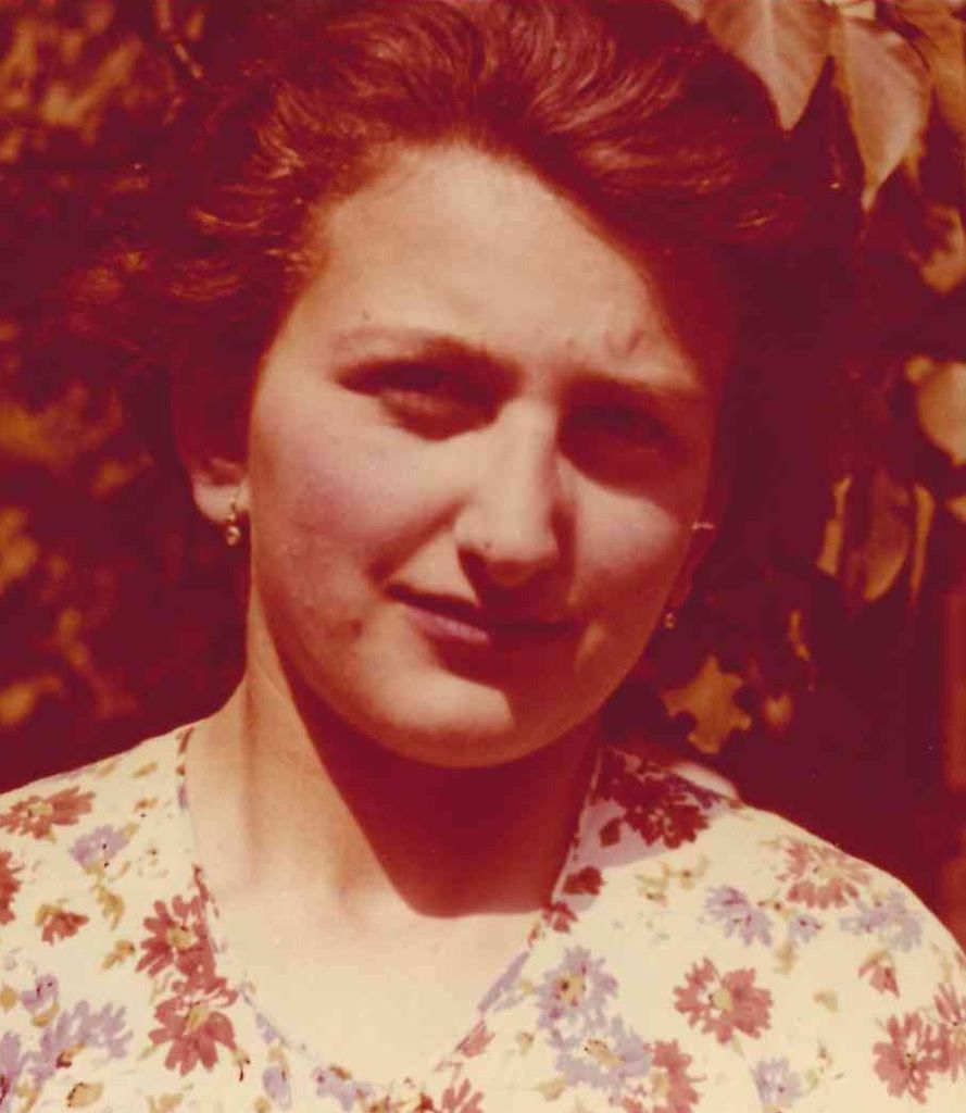 Eva Perneszi Profile Photo