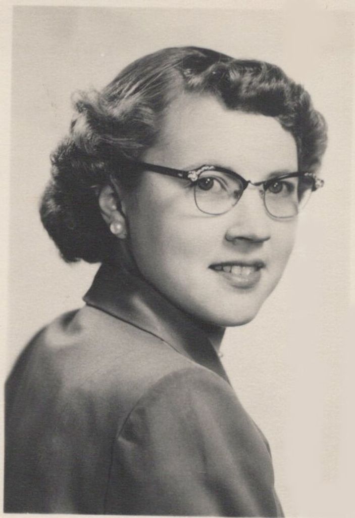 Lorraine Mavis Holst Profile Photo