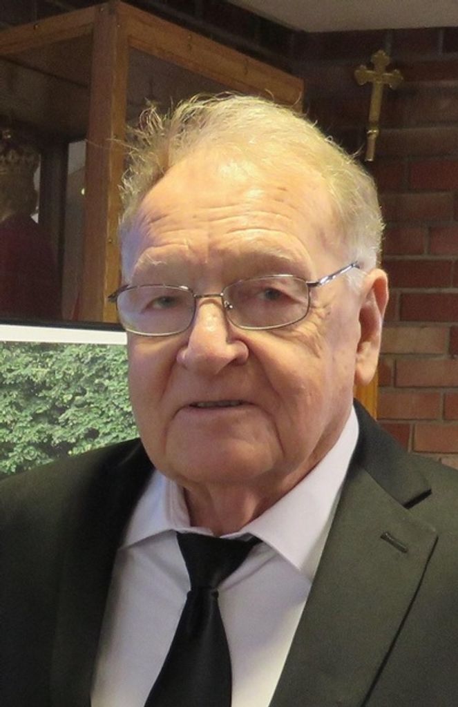 Edwin Dickens Profile Photo