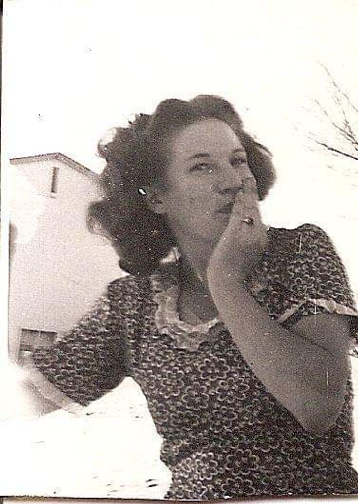 Erdria (Sue) DeVries