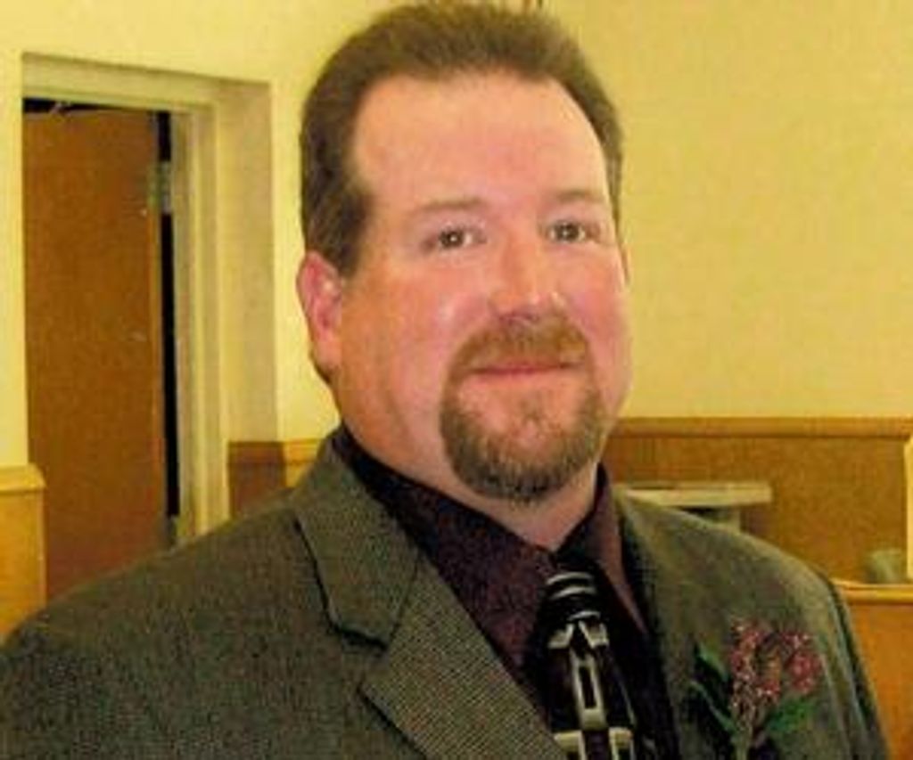 Stephen Knutson Lewis Profile Photo