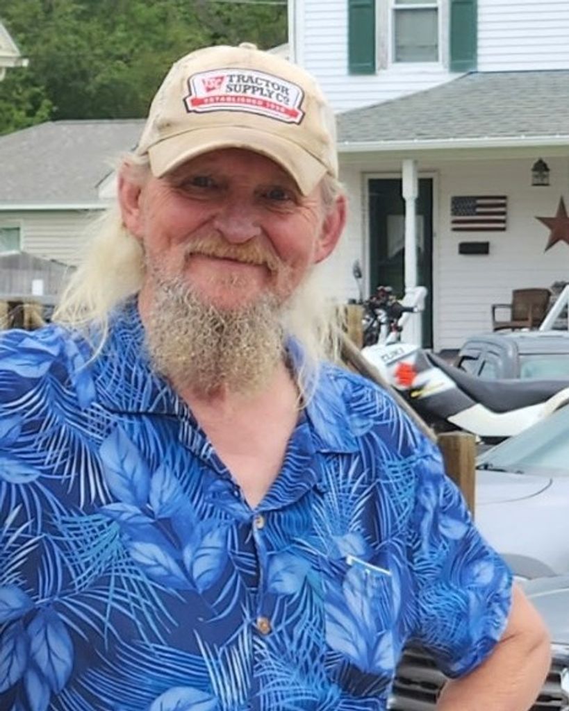 Daniel Bruce Davenport Profile Photo