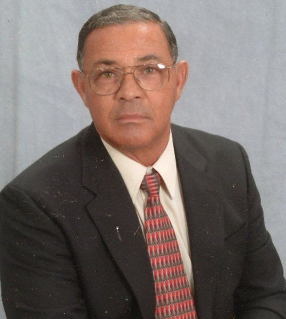Oliver Hollis Profile Photo