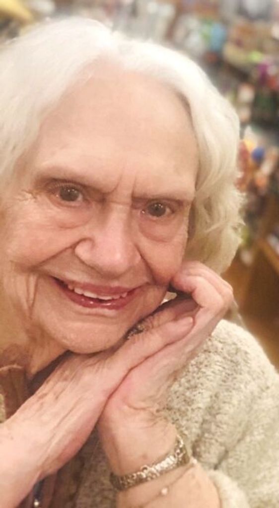 Mrs. Lois Onita "Loni" (Saylor)  Suggs