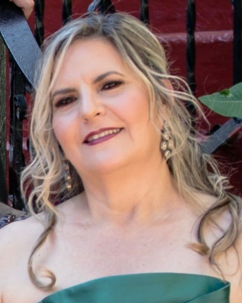 Laura Flores Rechy Profile Photo