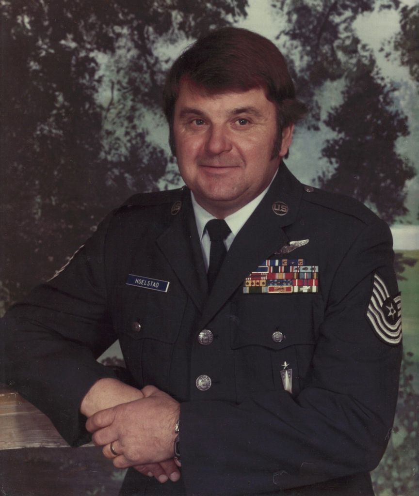 Kjell L. Hoelstad