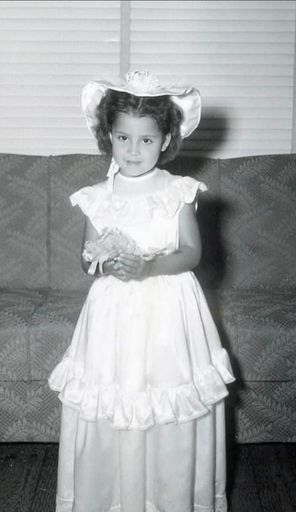 Yolanda C. Gonzalez photo gallery thumbnail 1 of 357
