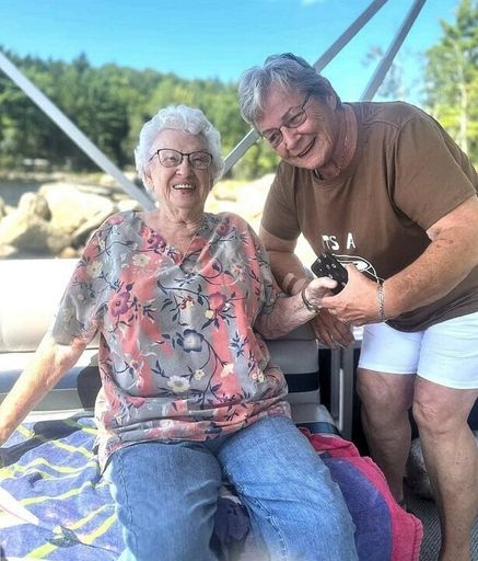 Lori Newcomb photo gallery thumbnail 74 of 130