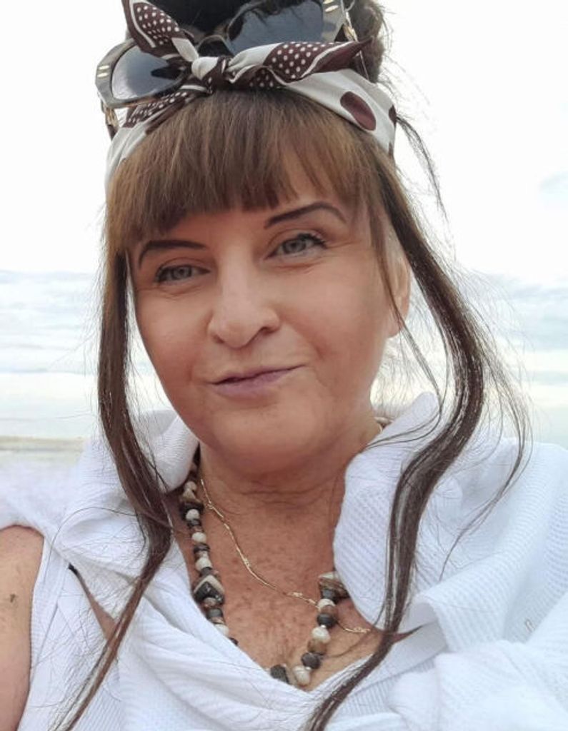 Erika Elizabeth Csomos