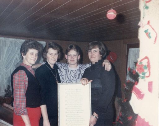 Brenda (Akin)  Luttrell photo gallery thumbnail 4 of 50