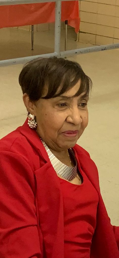 Lottie Mcneal Profile Photo