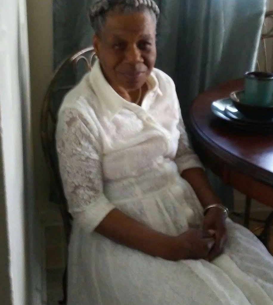 Edna Earl Jones  Armanie