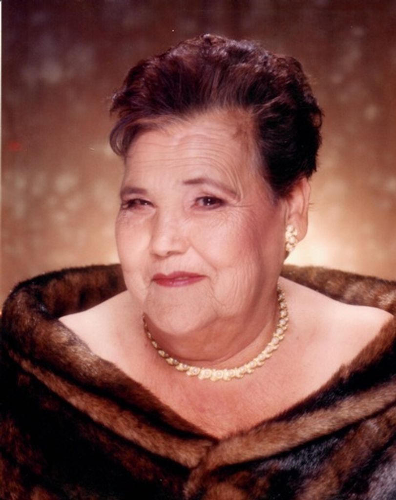 Lucia Tapia Horn Profile Photo