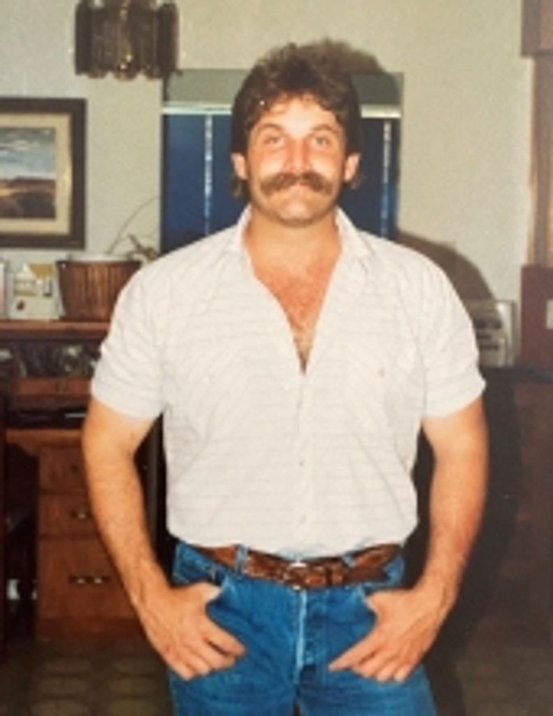 Carl  Mills