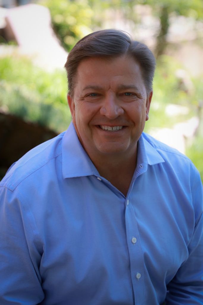 Joel Holcomb Profile Photo