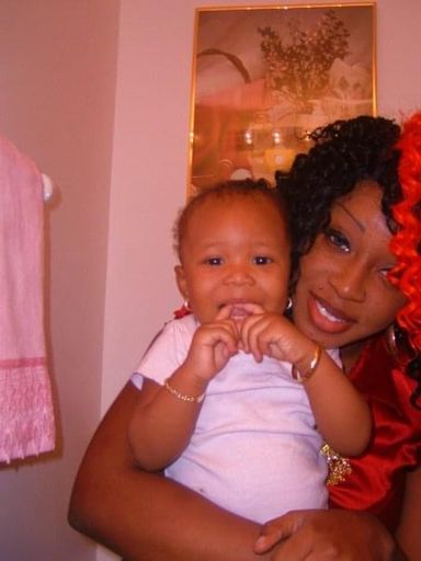 Stephanie Douglas photo gallery thumbnail 15 of 33