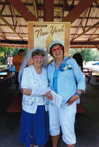Linda Faye Lentz photo gallery thumbnail 17 of 44
