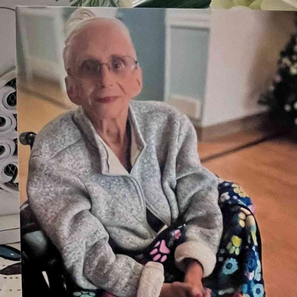 Beverly Armendariz (Holmes) Profile Photo