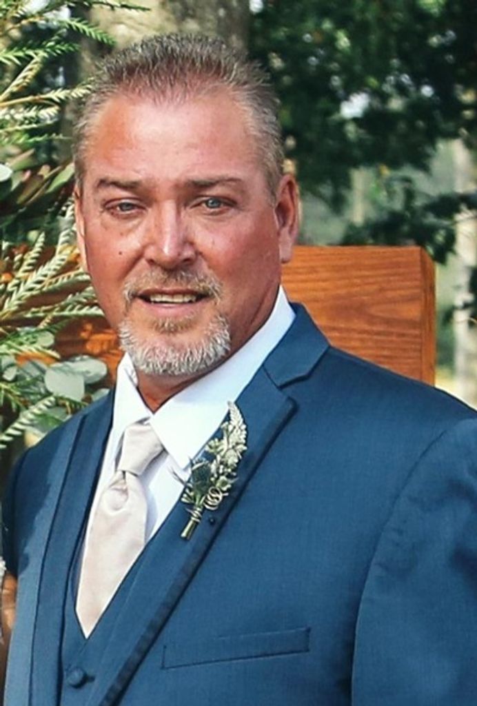 Darren Sennett Shows Profile Photo