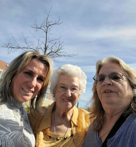 Lori Newcomb photo gallery thumbnail 35 of 130