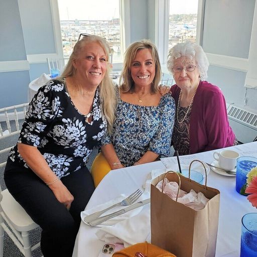 Lori Newcomb photo gallery thumbnail 30 of 130