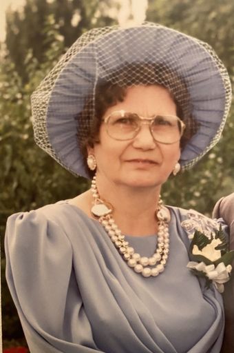 Gloria Ledo photo gallery thumbnail 1 of 20