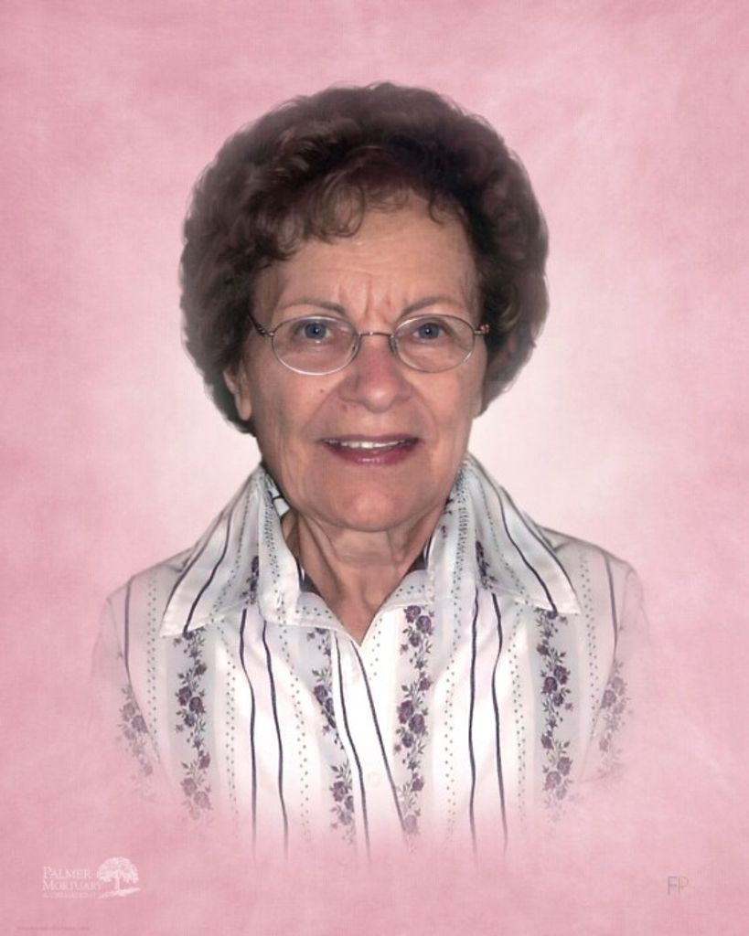 Esther Vecera Profile Photo