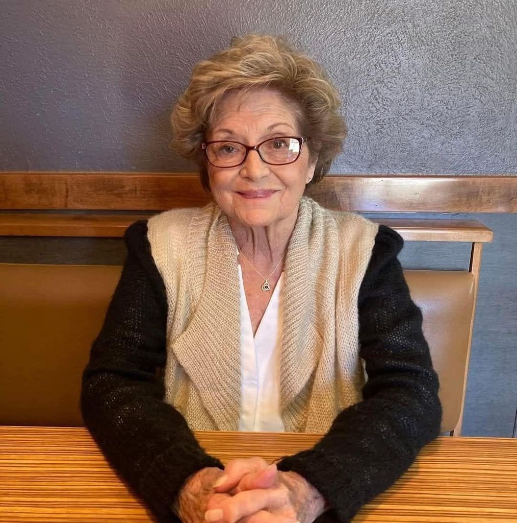 Julia Lueras Profile Photo