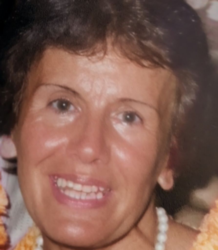 Carmela Bonello (Lena)