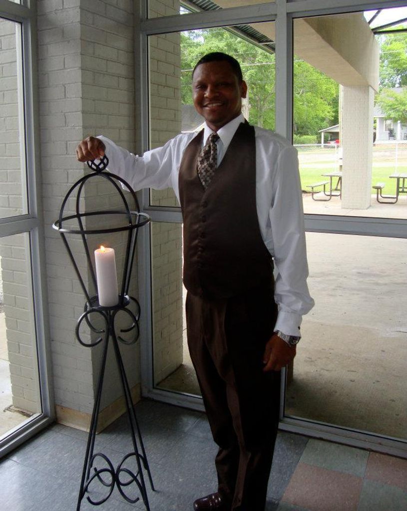 Minister Ledrekko "Tut" Williams