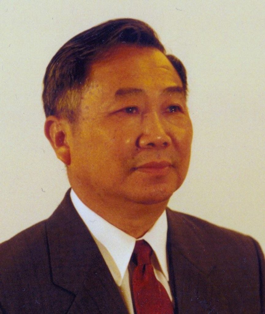 Lun Wei Zou