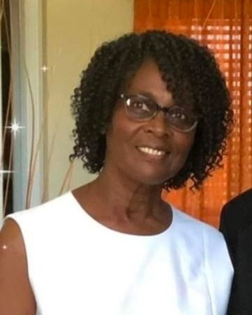 Daphne F Salmon