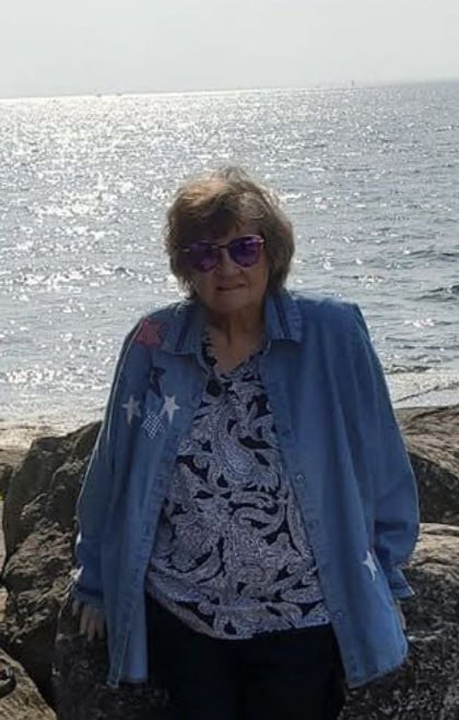 Carol Revesz Profile Photo