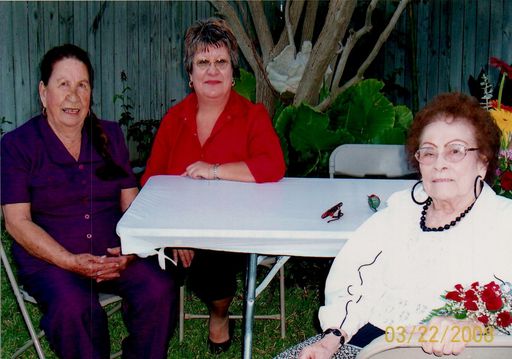 Isabel O. Gonzalez photo gallery thumbnail 18 of 49