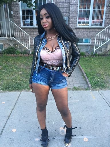 Stephanie Douglas photo gallery thumbnail 7 of 33