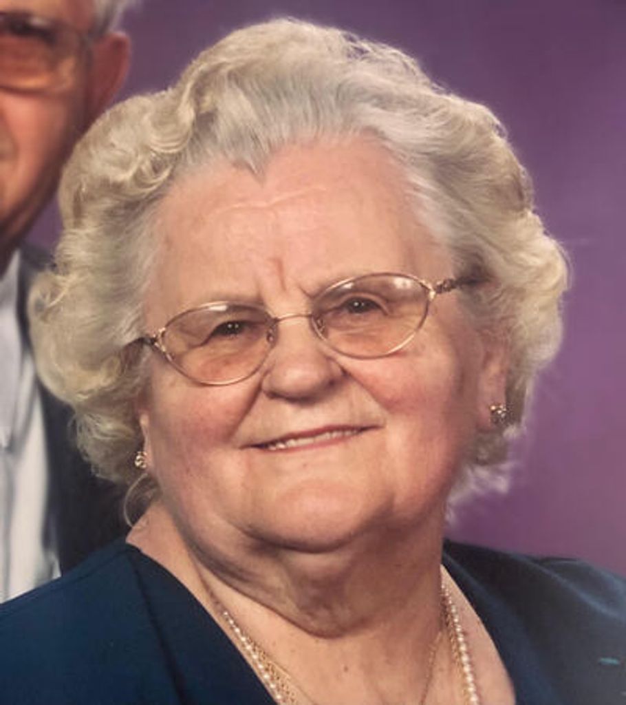 Anna Csaszar Profile Photo