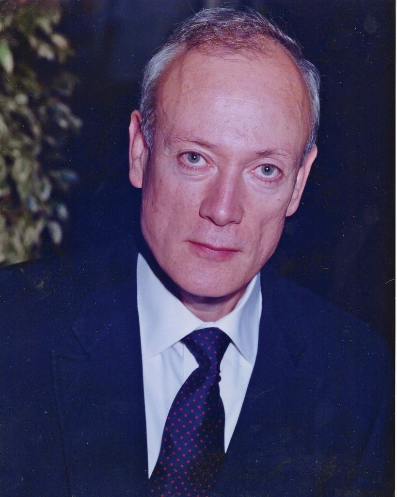 Robert E Clores